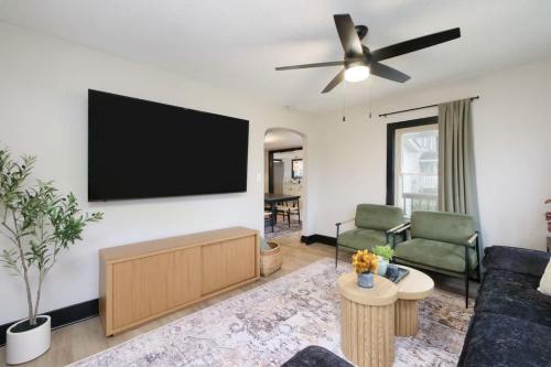 Modernized Historical Home in Downtown Medina with Hot Tub in 梅迪納