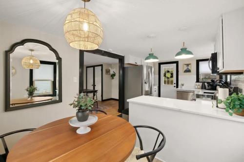 Modernized Historical Home in Downtown Medina with Hot Tub in 梅迪納