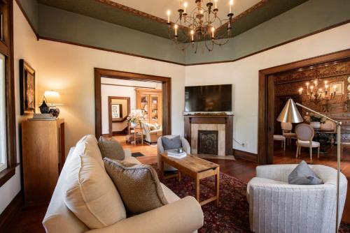 The Green Manor - main image