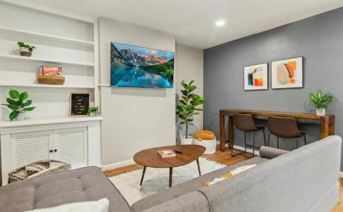 Charming Remodeled 3-BR Bungalow near Attractions in Pittsburgh, USA
