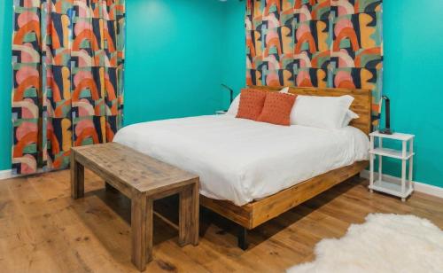 Charming Remodeled 3-BR Bungalow near Attractions in Pittsburgh, USA