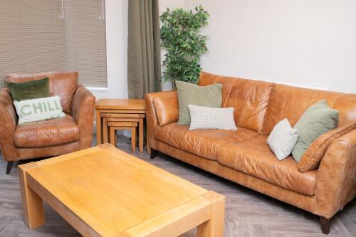 2 Bedroom Contractor House - Sleeps 4 - Free Parking ST6 – khách sạn tại Tunstall