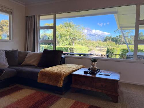 Mount Taranaki Basecamp 4BR Farmhouse & Games Room in Pembroke