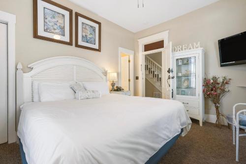 Historic Branson Hotel - Quiet Quilt Room with King Bed - Downtown - FREE TICKETS INCLUDED in Branson, USA