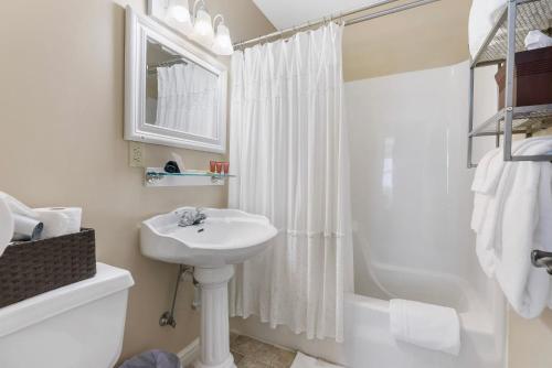 Historic Branson Hotel - Quiet Quilt Room with King Bed - Downtown - FREE TICKETS INCLUDED in Branson, USA