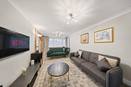 Shared lounge/TV area, Long-short-stay Medway home with parking, WiFi &pool table in Gillingham
