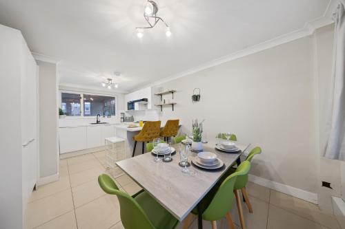 Restaurant, Long-short-stay Medway home with parking, WiFi &pool table in Gillingham
