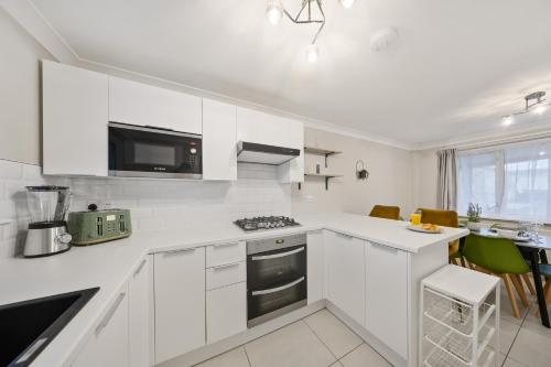 Kitchen, Long-short-stay Medway home with parking, WiFi &pool table in Gillingham
