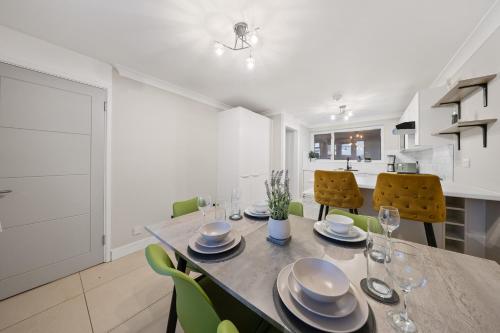 Facilities, Long-short-stay Medway home with parking, WiFi &pool table in Gillingham