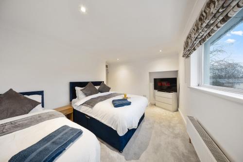 Long-short-stay Medway home with parking, WiFi &pool table in Gillingham