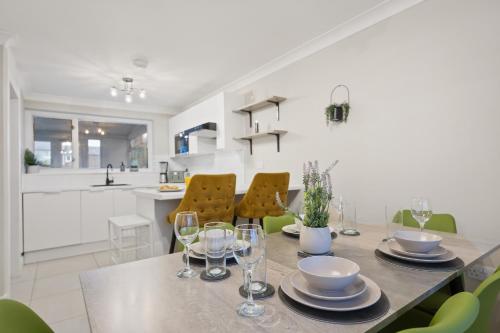 Facilities, Long-short-stay Medway home with parking, WiFi &pool table in Gillingham