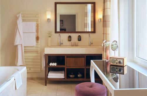 room detail thumbnail 2