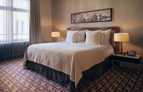 1 queen bed, 1 sofa bed