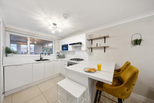 Kitchen, Long-short-stay Medway home with parking, WiFi &pool table in Gillingham