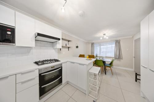 Kitchen, Long-short-stay Medway home with parking, WiFi &pool table in Gillingham