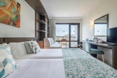 1 double bed, 1 twin bed