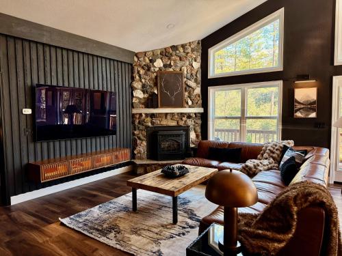 Elegant Blackwood Grove by Casa Oso, Mariposa