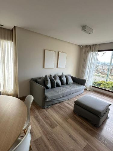 Amplio departamento con 2 baños y ducha premium a 3 min del centro