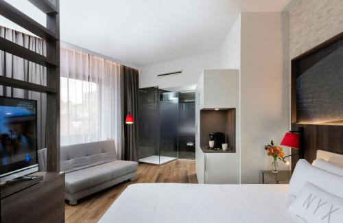 1 queen bed, 1 sofa bed