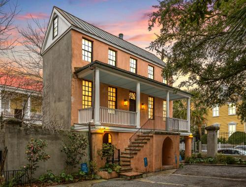 Unique & Charming 1 Bedroom One Block to King St, Charleston