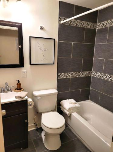 Redwood loft at Park Place King bed walk in closet fast WIFI and free coffee in Wilmington, USA