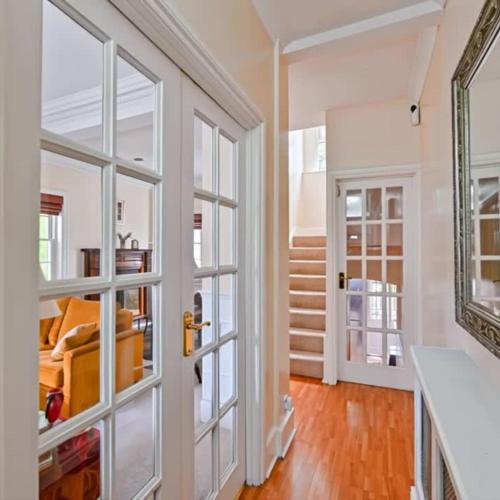 Spacious 3 Bedroom Property, Sleeps 8, Perfect for Business & Leisure in South East London, Londres