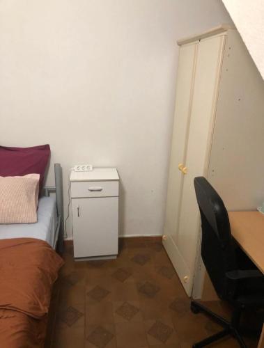 Small Private room only for sleep 8 pm-11am in Bobigny