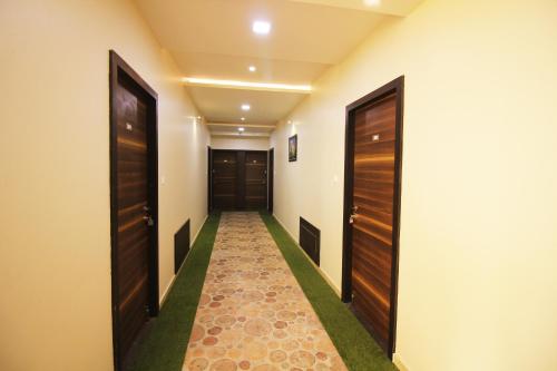 Hotel Vraj Inn Stop at Hotel Vraj Inn to discover the wonders of Dwarka. The property offers a high standard of service and amenities to suit the individual needs of all travelers. Service-minded staff will welcome 