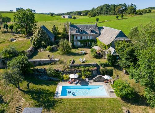 נוף חוץ, Family House With Pool On The Aubrac in Laguiole