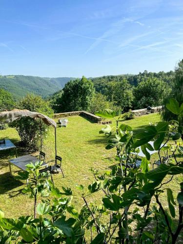 נוף חוץ, Family House With Pool On The Aubrac in Laguiole