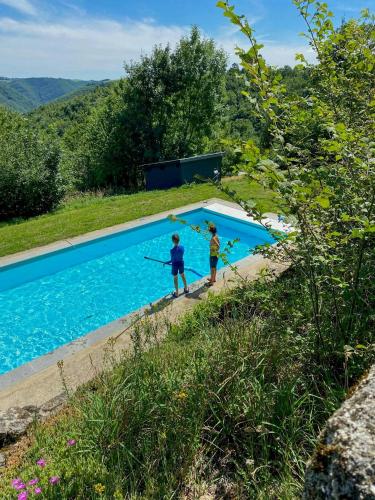 נוף חוץ, Family House With Pool On The Aubrac in Laguiole
