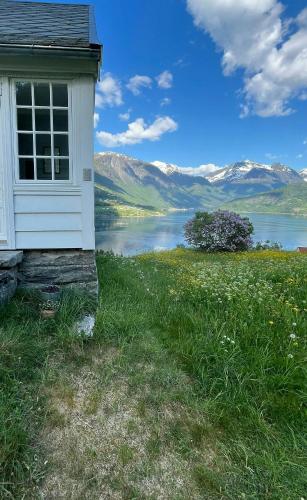 Зовнішній вигляд готелю, Historic Timber House From The 1800S In Nordfjord in Ольден