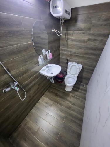 room detail thumbnail 2