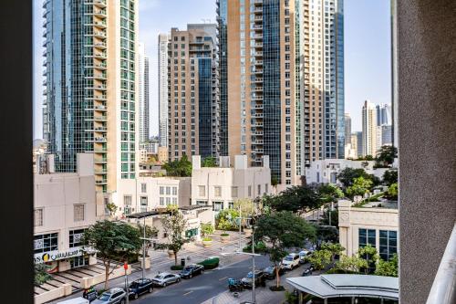 Spacious 2 BDR apartment in Downtown Dubai I 29 Blvd - image 5