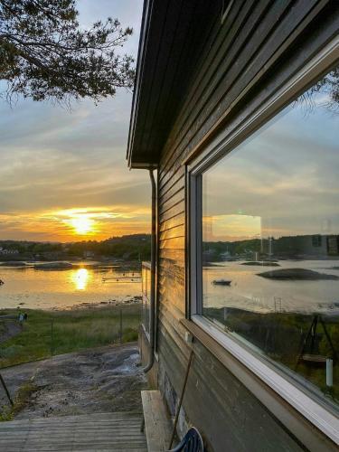 Зовнішній вигляд готелю, Cabin With Private Beach By Viksfjord in Ларвік