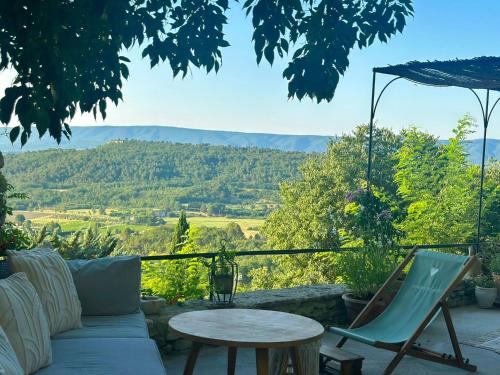 Perched Retreat Facing The Luberon Mountains
