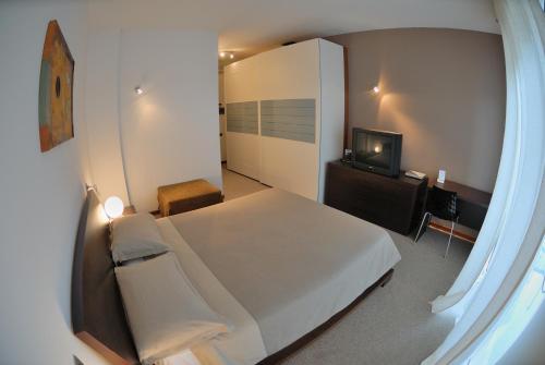 1 queen bed, 1 twin bed