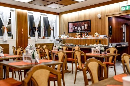 餐廳, 藍鯉魚酒店 (Hotel Blauer Karpfen) in 上施萊斯海姆