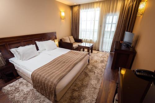 1 double bed, 2 twin beds