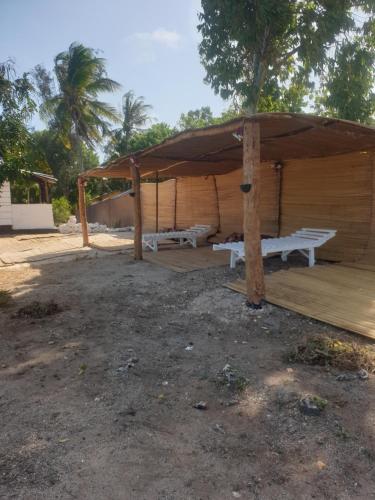Newdarling beach hotel in Uyombo