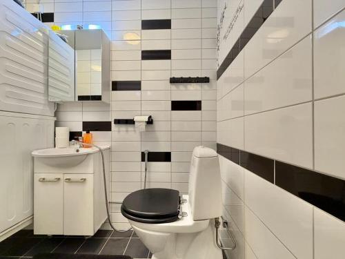 Workers House - 4 BR - 7 Beds - Near Volvo - Desks - image 5