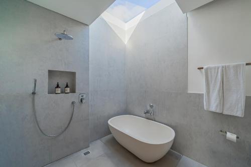 Garita - New Sleek 2BR Canggu Villa 10 Mins to Beach Life! - image 5