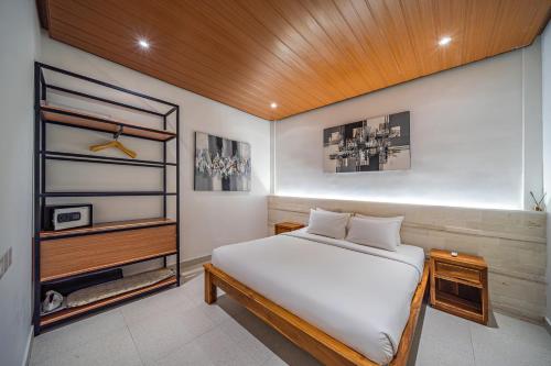 Garita - New Sleek 2BR Canggu Villa 10 Mins to Beach Life! - image 2