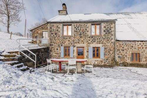 Face au Puy Mary - Avec Jardin et Parking – khách sạn tại Cheylade