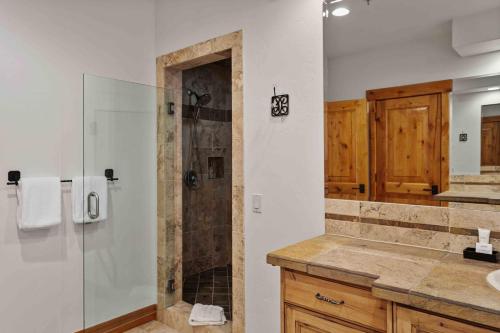 5BR Retreat with Hot Tub at Deer Valley Base condo - image 4