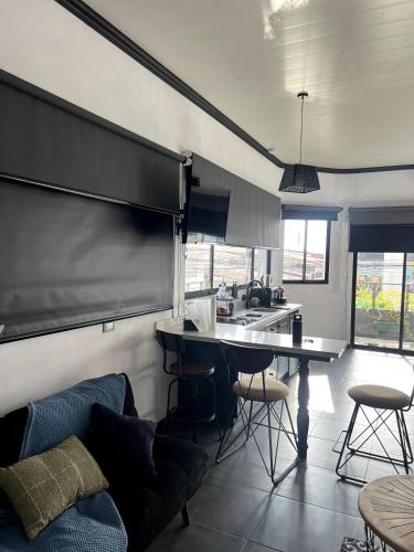 Shared lounge/TV area, 5 min from AirPort SJO OASIS LOFT in Carmen
