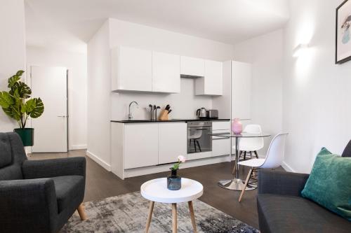 مطبخ, Abbott house by Viridian apartments in سانت ألبانز