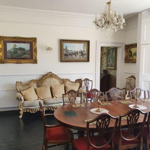 Historic Manor House - Sleeps 16 - Pool & Hot Tub in Rochester