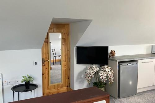 Studio Sleeps 2 -Private Hot Tub -Enclosed Garden in 其他地區