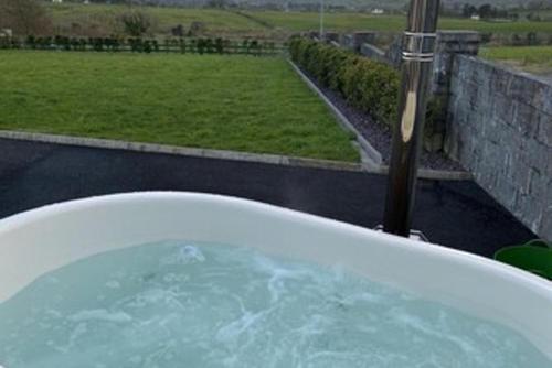 Studio Sleeps 2 -Private Hot Tub -Enclosed Garden in 其他地區